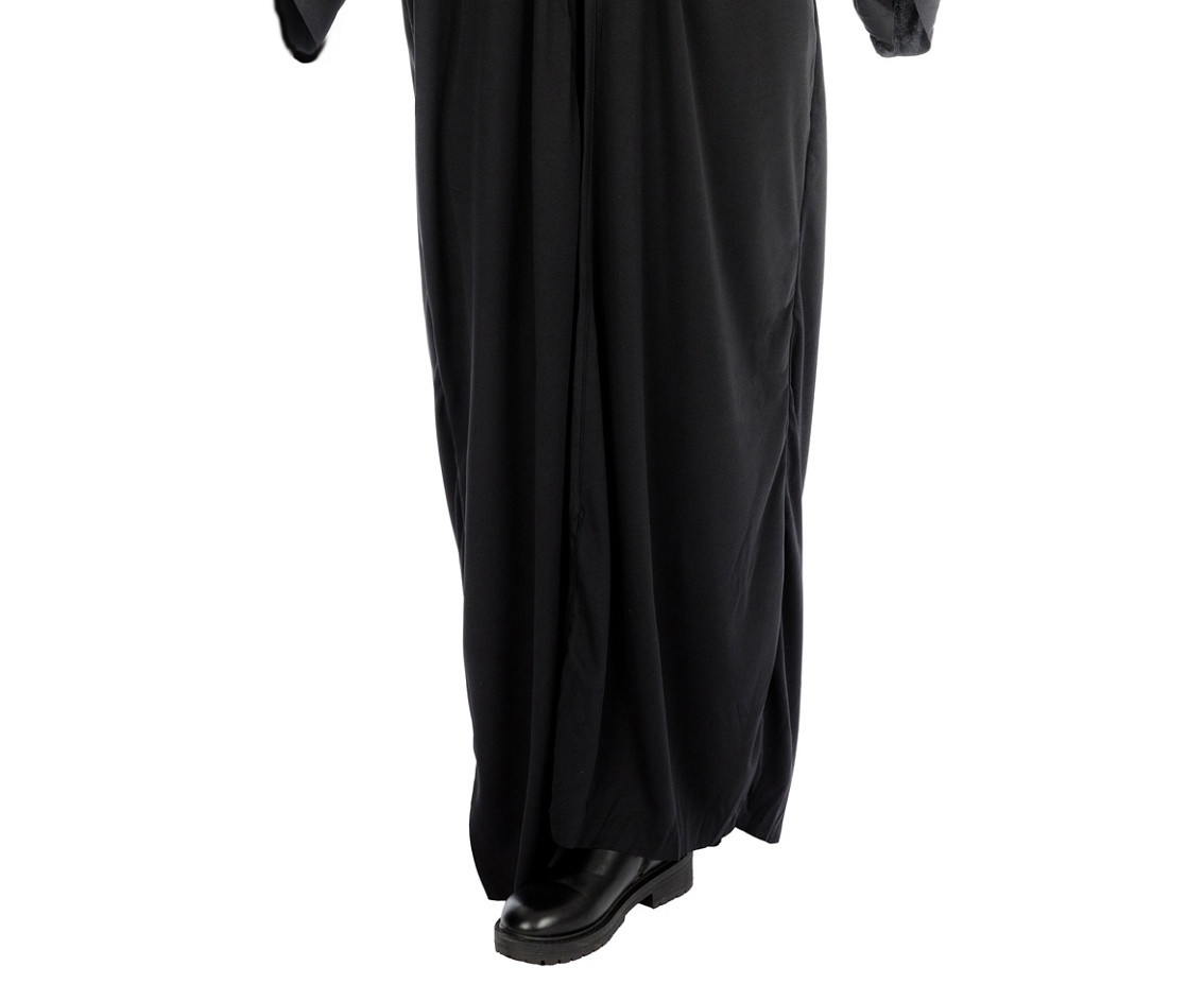 Includes: Harry Potter hooded robe with clasp